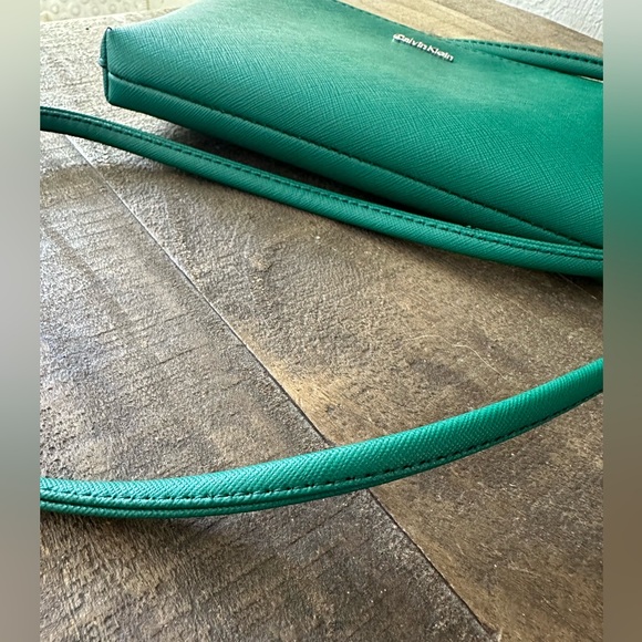 Calvin Klein crossbody purse - Picture 7 of 13